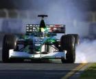 Coche de carreras con piloto en un circuito