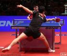 Partido de tenis de mesa o ping-pong durante una competición oficial