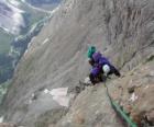 Alpinista escalando un pico