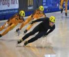 Tres patinadores en una carrera de patinaje de velocidad