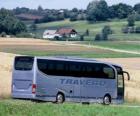 Autobus de pasajeros en el paisaje
