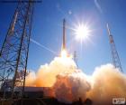 Lanzamiento de cohete al espacio en un día soleado