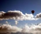 Globo aerostático entre las nubes