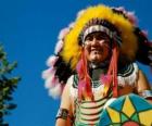 Cara del jefe indio con las pinturas de guerra y las plumas en la cabeza
