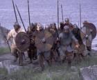 Vikingos desembarcando de su barco completamente armado y con el escudo y la lanza en las manos