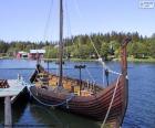 Barco vikingo o drakkar amarrado
