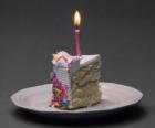 Pastel de cumpleaños con la vela encendida