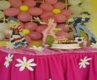 Celebración de cumpleaños con el pastel con las velas, los regalos y unos globos
