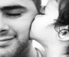 Papá recibe un beso y un abrazo de su hija