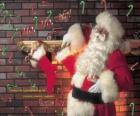 Papá Noel o Santa Claus colocando regalos en los calcetines colgados