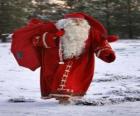 Papá Noel o Santa Claus cargando con un saco lleno de regalos