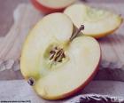 Una manzana partida por la mitad