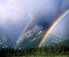 Paisaje con arcoiris, sol, nubes