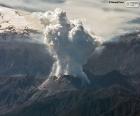 Este volcán en erupción es el volcán Chaitén, Chile