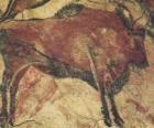 Pintura rupestre representando un búfalo en la pared de una cueva