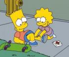 Lisa Simpsons curando a su hermano Brat despues de una caida en monopatín
