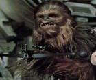 Chewbacca, el enorme y peludo wookiee, apuntado con su arma