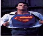 Clark Kent transformándose en Superman con su uniforme rojo y azul para luchar por la justicia