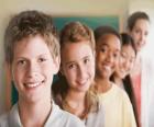 Grupo de niños, dos niños y tres niña