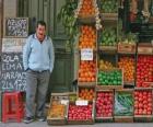 Vendedor de frutas y verduras, verdulero o frutero, en su parada o tienda