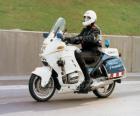Agente de policía motorizada con su motocicleta