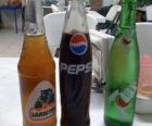 Tres botellas de bebidas o refrescos