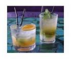 Vaso de limonada o refresco de limón con una cañita a punto para beber