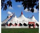 Vista del exterior de las carpas de un circo preparado para la función o espectáculo