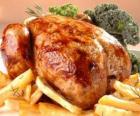 Ave de corral cocida entera al horno y con guarnición sobre una bandeja