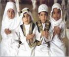 Niños haciendo Du'a, una súplica en el Islam