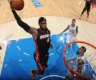 Lebron James realizando un mate