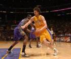 Pau Gasol jugando un partido de baloncesto