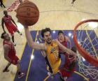 Pau Gasol realizando un mate