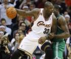 Shaquille O neal jugando un partido de baloncesto