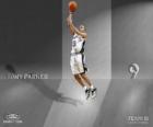 Tony Parker realizando un mate