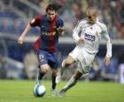 Leo Messi chutando el balón