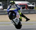 Valentino Rossi levantando rueda