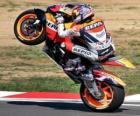 Dani Pedrosa levantando rueda