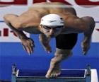 Michael Phelps tirándose a la piscina