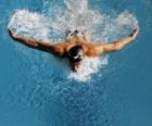 Michael Phelps nadando