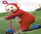Po jugando con su patinete