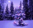 Abetos de Navidad en un paisaje nevado y con la luna en el cielo