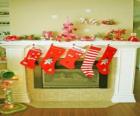 Hogar en Navidad con los calcetines colgados y con los adornos navideños
