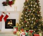 Hogar en Navidad con los calcetines colgados y con los adornos navideños
