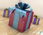 Regalos de Navidad adornados con lazos