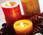 Dos grandes velas de Navidad encendidas 