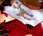Calcetínes navideños uno rojo y otro decorado con dibujo de reno