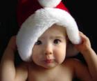 Niño con un gorro de Papá Noel