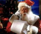 Papá Noel revisando la lista de nombres para entregar los regalos de Navidad