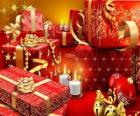 Regalos de Navidad iluminados con una vela en Nochebuena